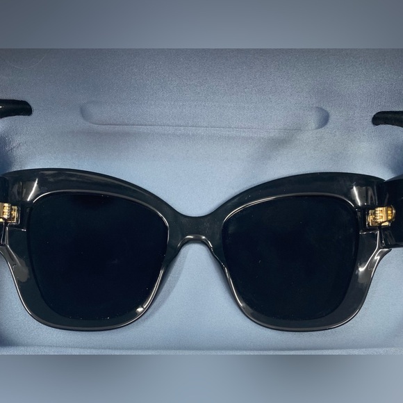 Gucci Sunglasses with Case - Picture 9 of 11